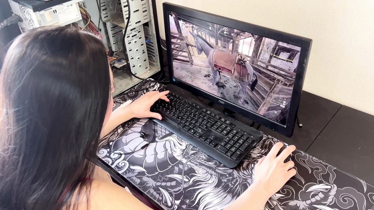 The guy distracted his girlfriend from the game and fucked her on the table