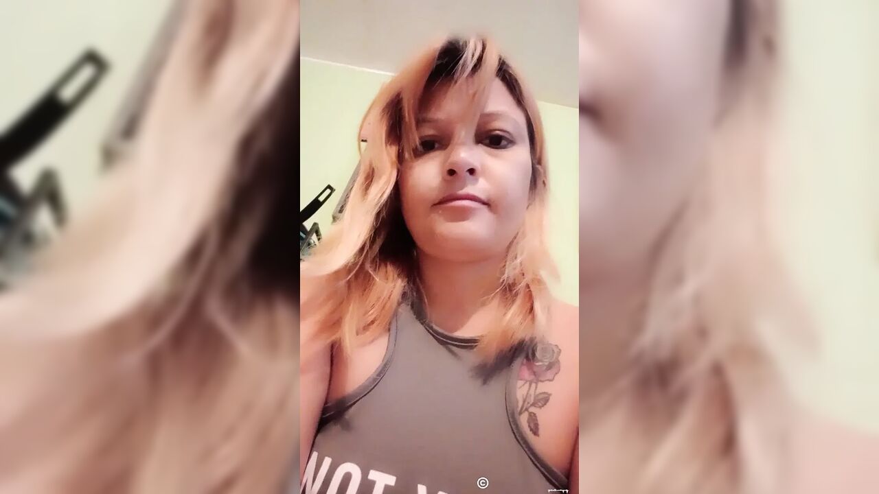 Hot single gives herself pleasure
