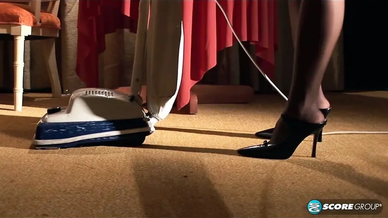 Asian maid Kitty Langdon's leg and feet sex show
