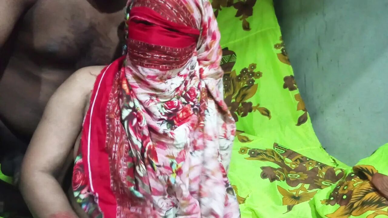 I gave a lot to Desi Bhabhi. Bhabhi's many waters were sometimes worked with her hands, she borrowed a lot