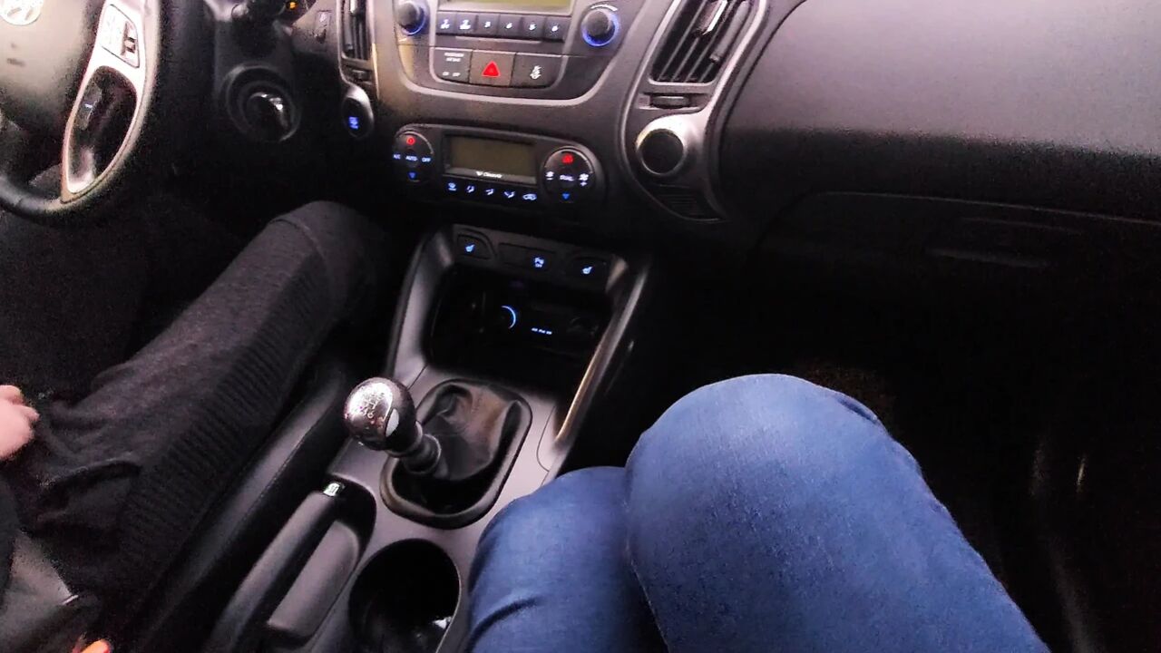 Amateur MILF in jeans and nylon socks gives a taxi driver a footjob