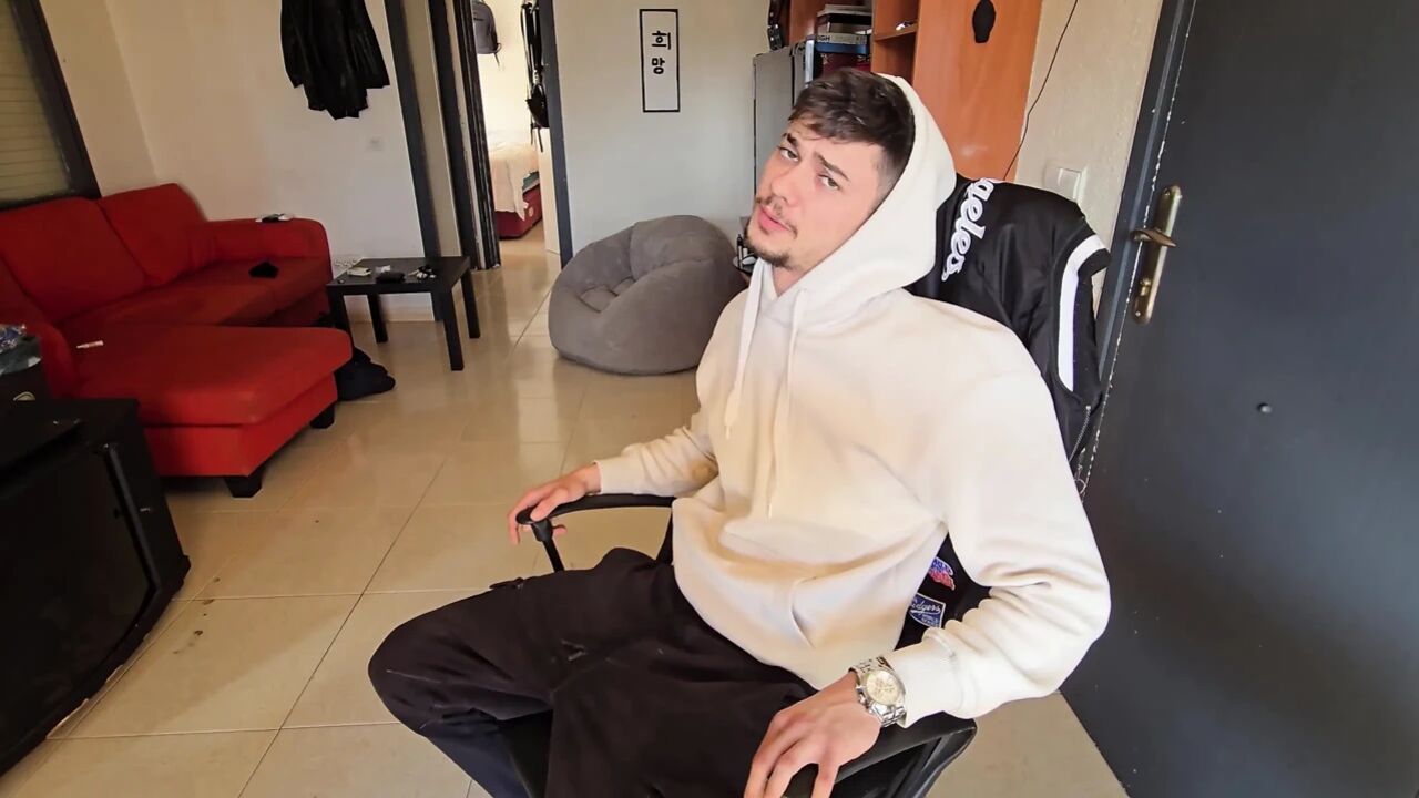 He Masturbates While Home Alone, Great Cumshoot