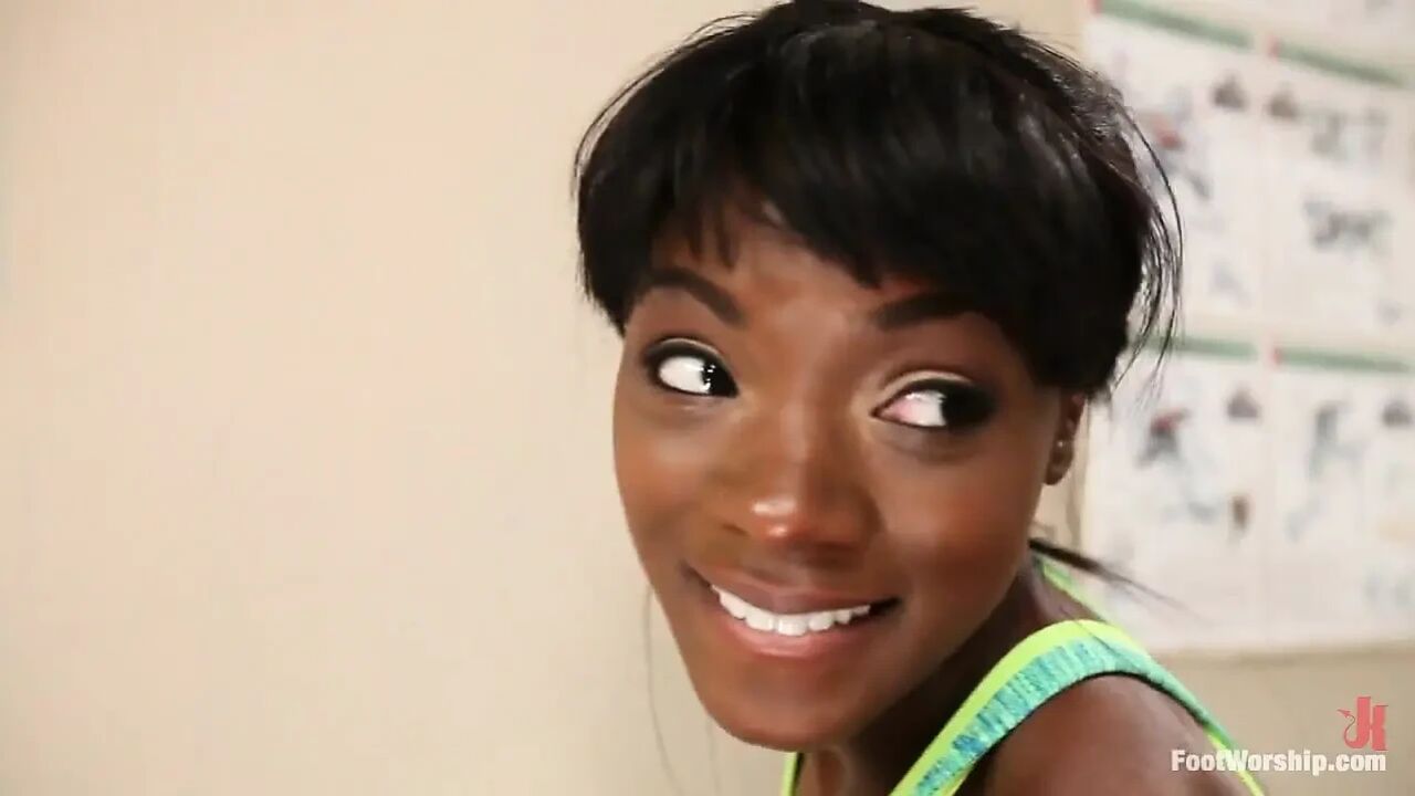 Hot Snatches and Sweaty Toes: Lesbian Gym Footworship Fantasy!!