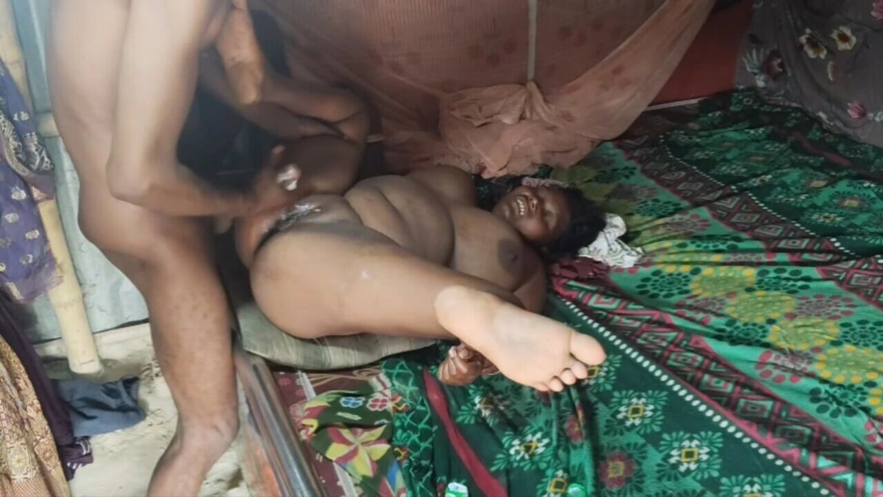 Desi bhabhi ki gand Mari bed per leta kar