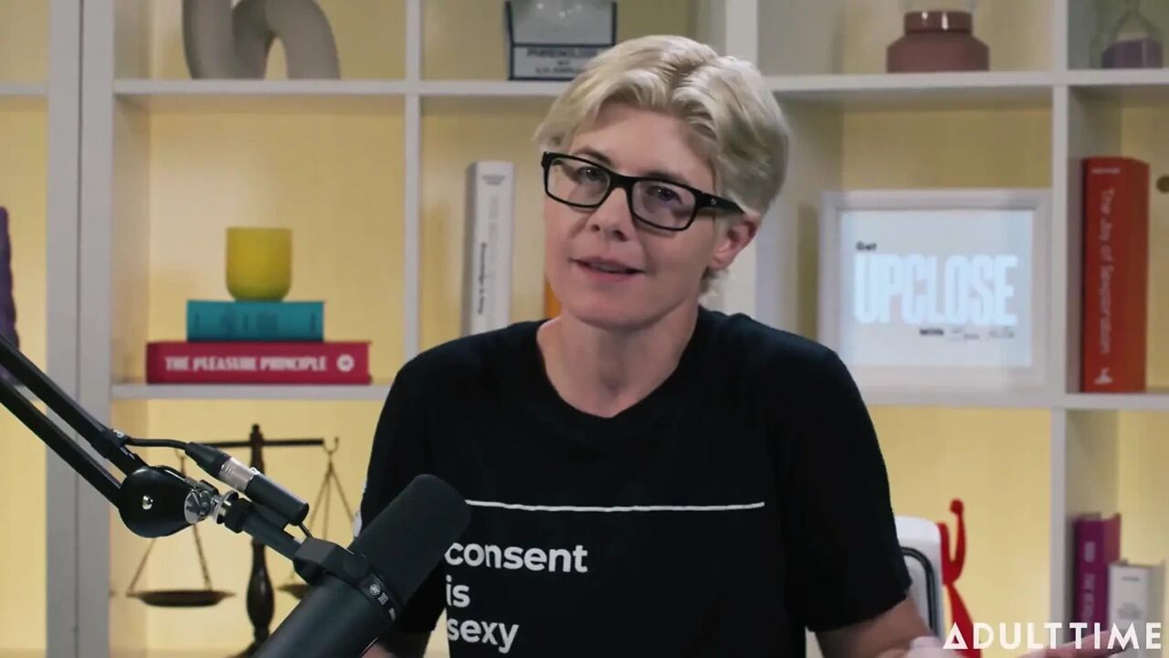 Lilly Bell Exhibitionism, Sexting, & Empowerment | the Adult Time Podcast