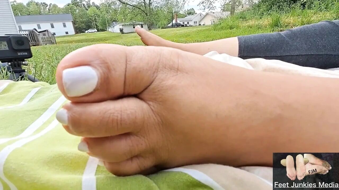 Giving Sunny12s Professional Masseuse an Overdue Foot Massage N Feet Sucking