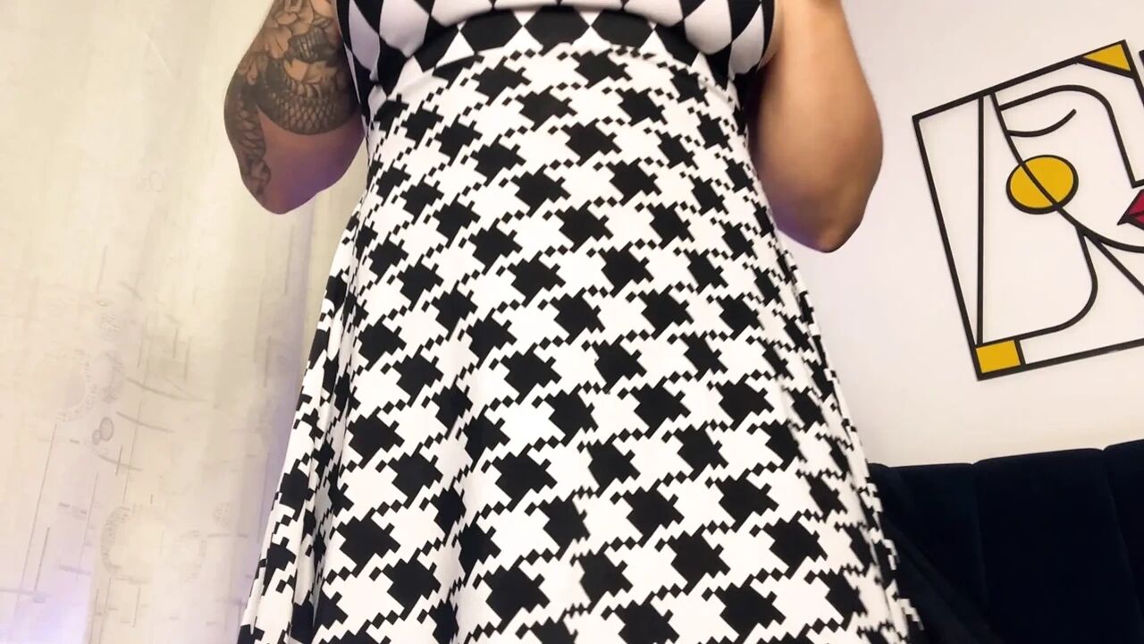 Masturbation with a large dildo and vibrator wand ends with a great orgasm