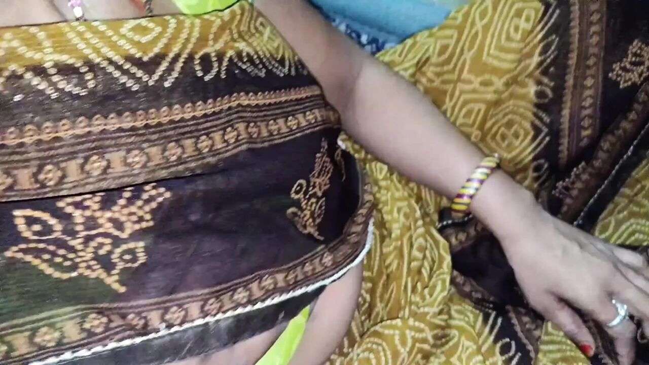 Maine sagi bhabhi ko ghutnon ke bal khat per Ghodi Banakar unki moti gand ko ragad kar khoob choda