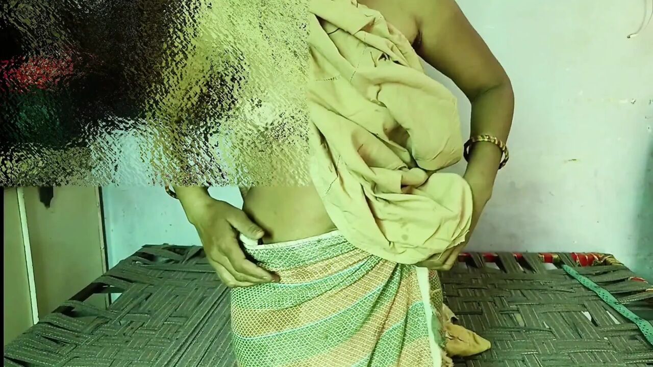 Desi bhabhi kapde utaar apni bhosdi dikha rahi hai devar samne nagi ho gai