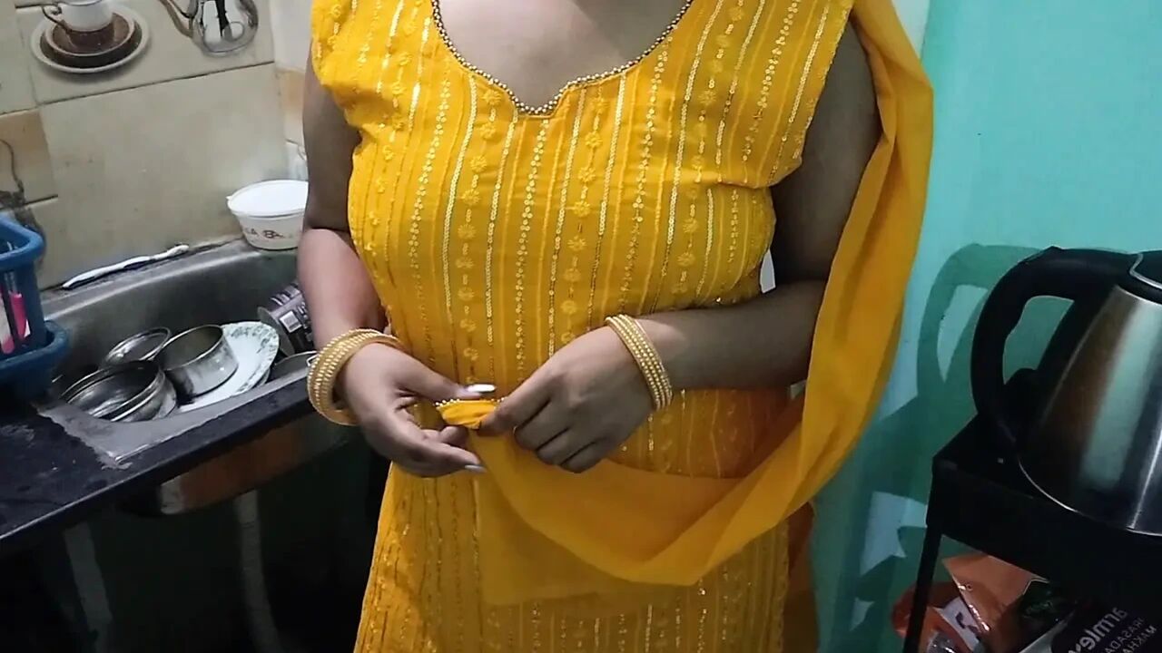 Stepbrother ne muje apna lund chusne bola aur meri chut ki seal todi