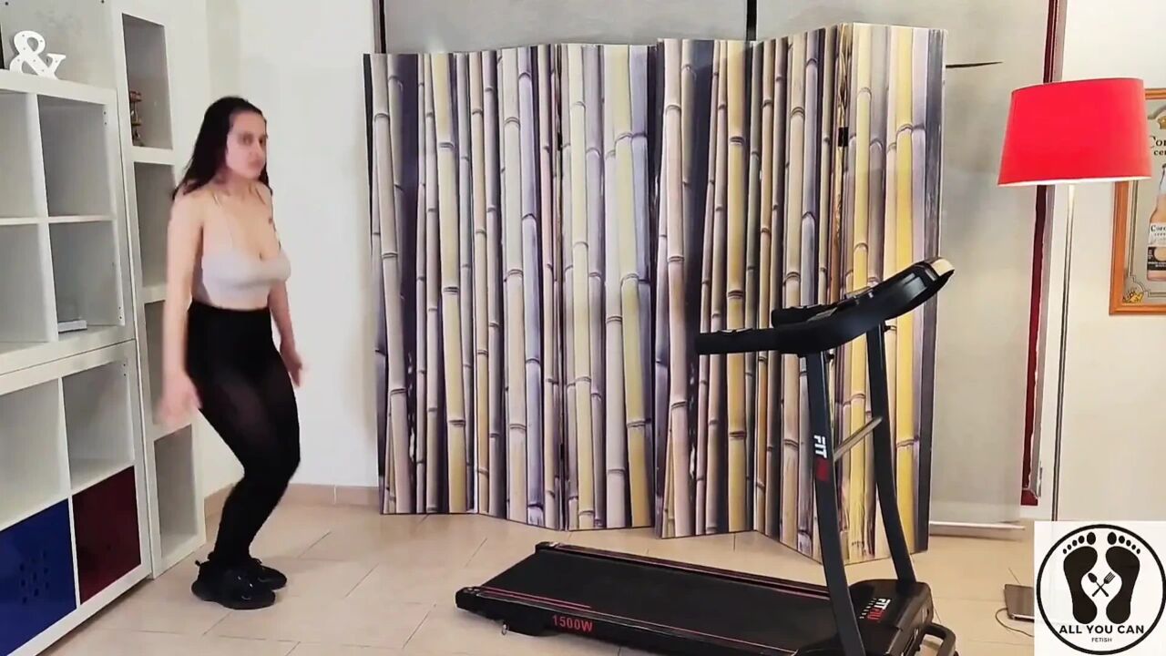 Big Tits Wiggle on a Treadmill Increasing Speed Leggings Gym