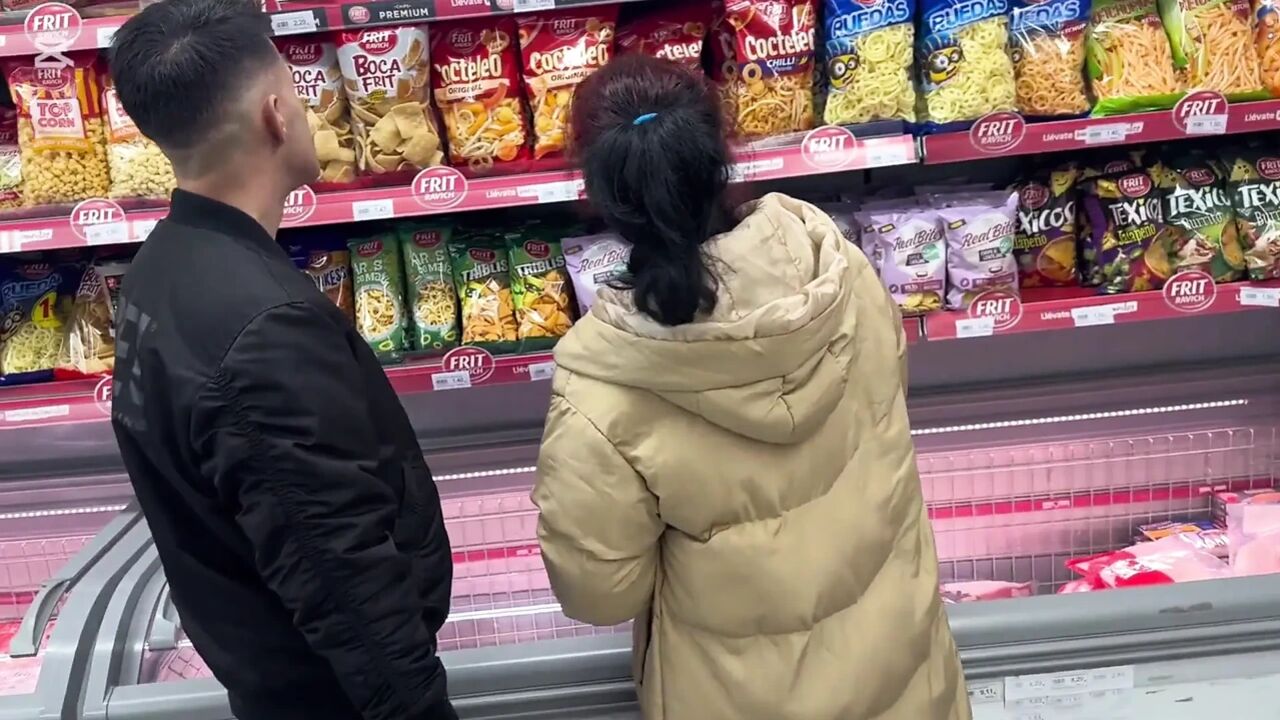 The Girl at the Supermarket Grabs My Dick and Ends up Inviting Me to Watch a Movie, I End up Fucking Her Hard.