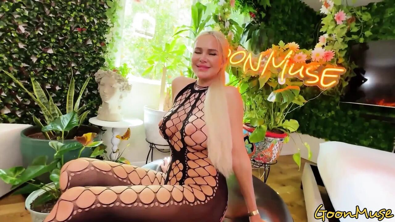 Sexy Elisa Bethann Is Getting Her Delicious Reward