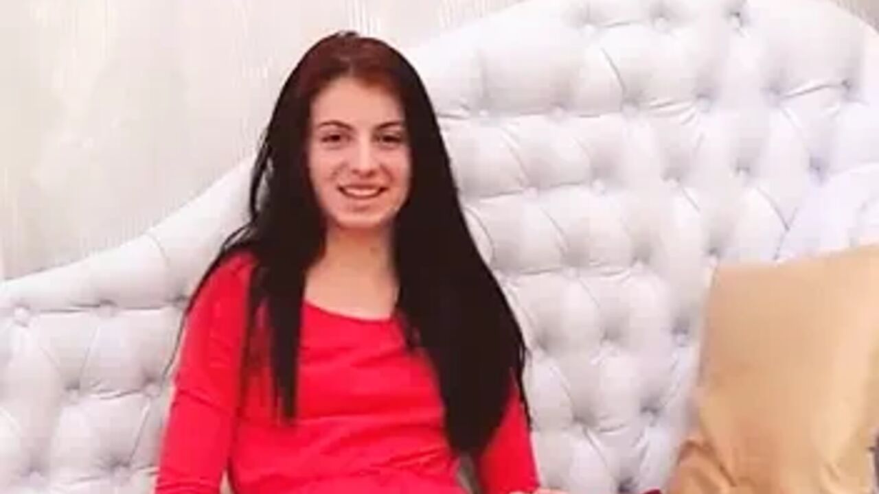 Teen brunette showing her feet