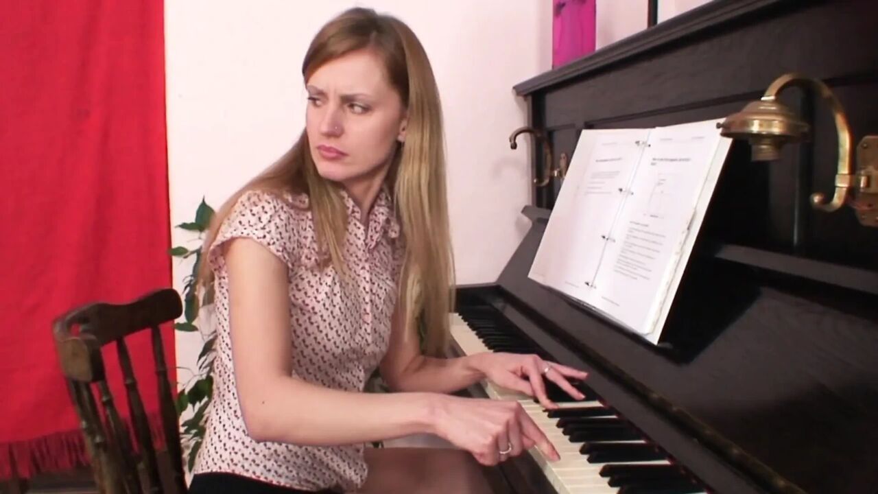 Hold milf rides a monster cock after sucking it deepthroat