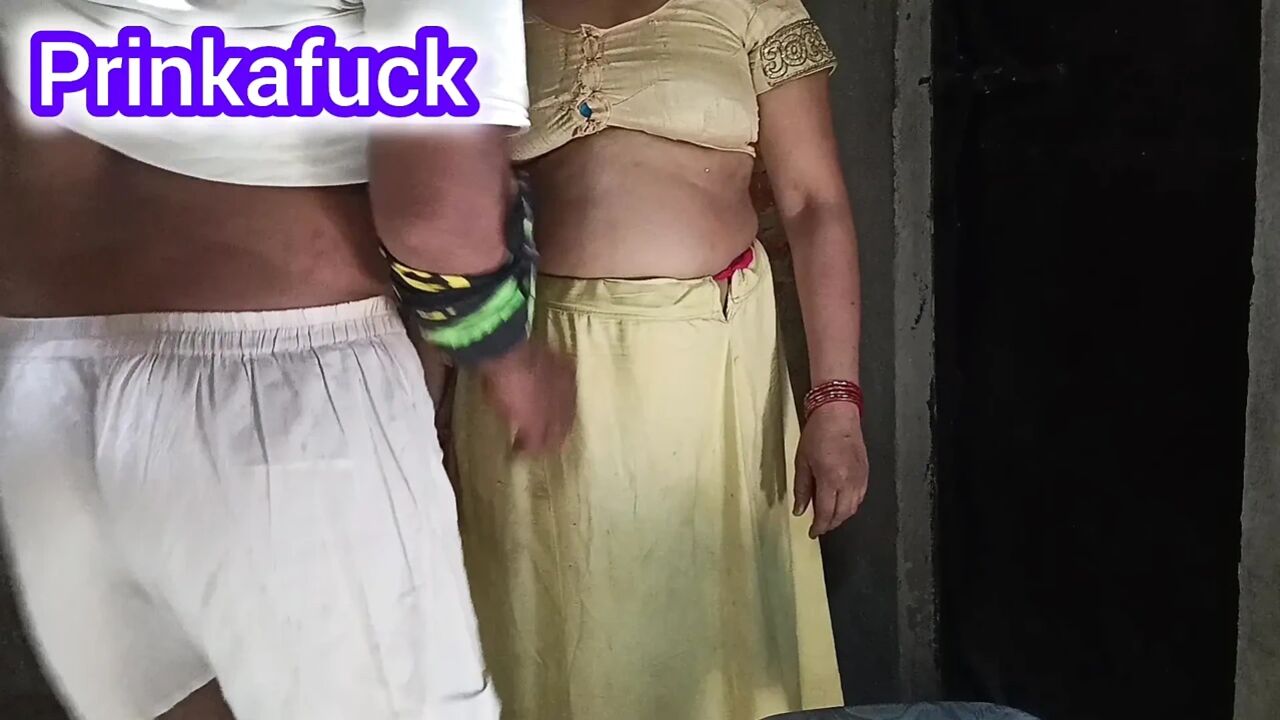Dehati bhabhi ki ghar me akela pakar mari choot