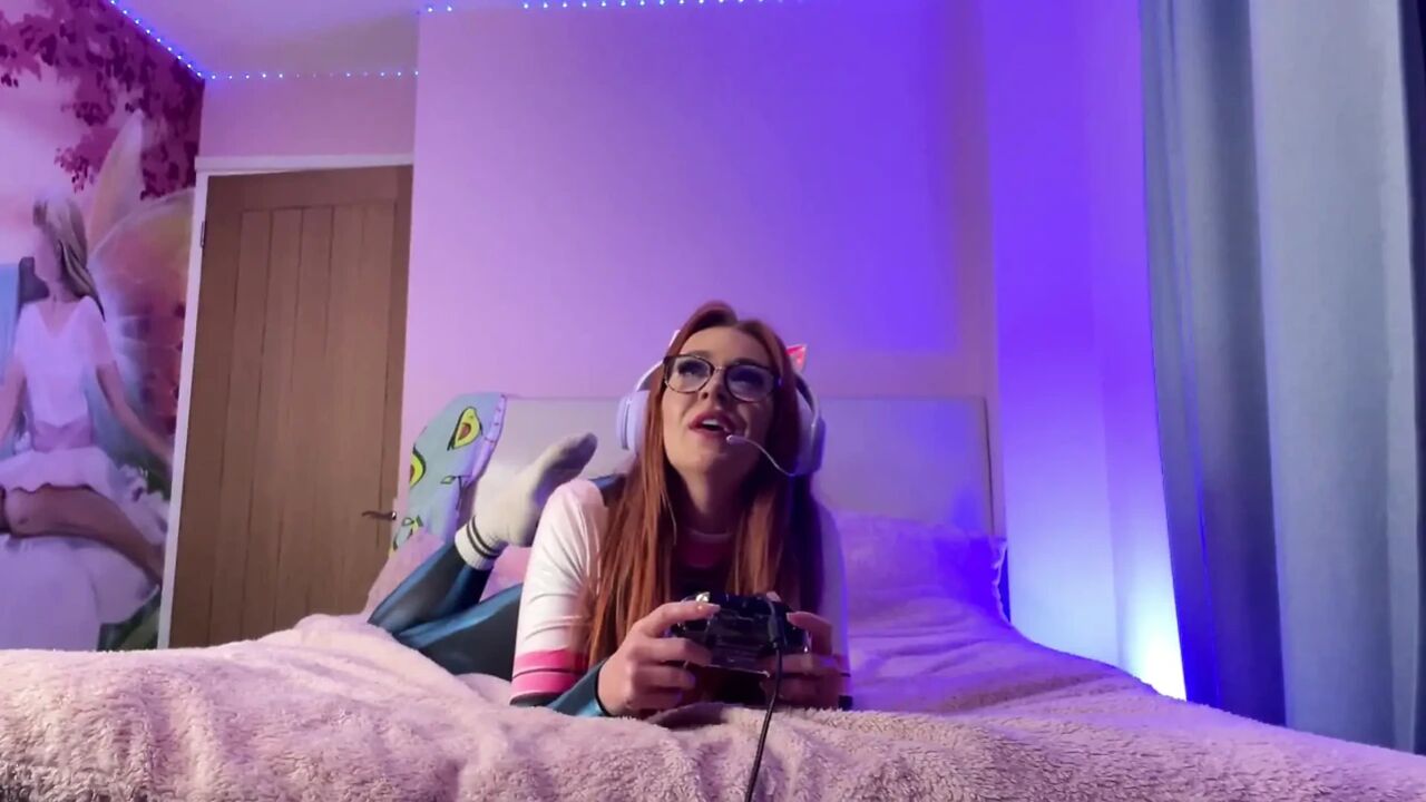 Hot Gamer Girlfriend Interrupts Game to Blow BF Till Facial