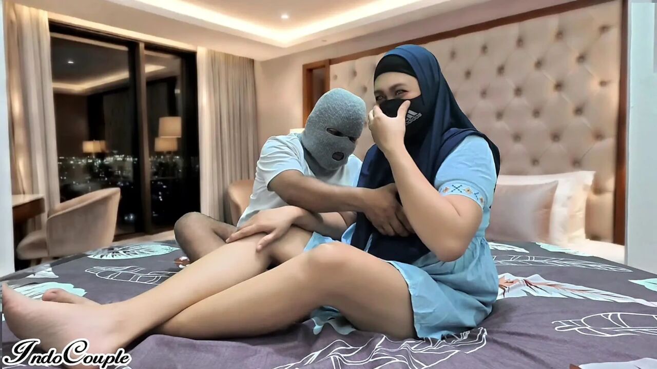 Aku suka mempermalukan budak seksku, mengikuti perintahku dan mencium celana dalamku dan memekku yang berbulu