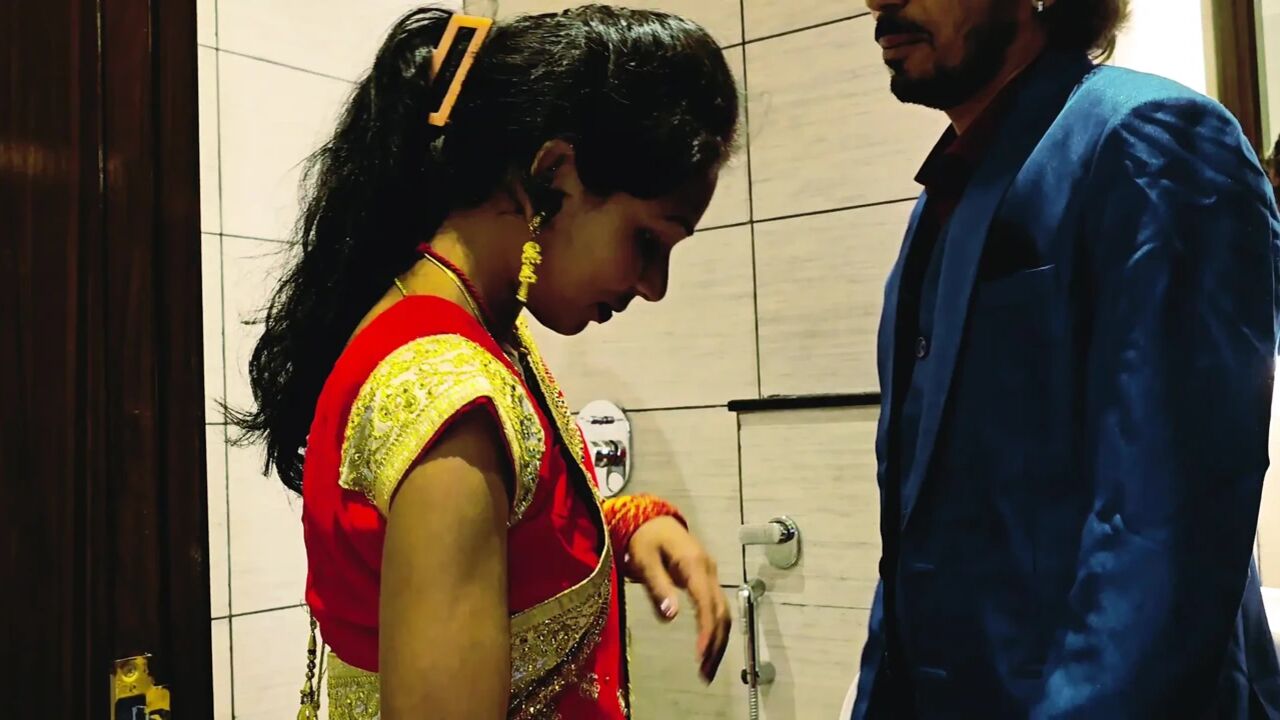 Lal pari jesi hot hardcore lady bathroom m mili uske sath sex karne ke leye bat hui phle wo na bolrhi thii fir usne soft sex karne ke leye k