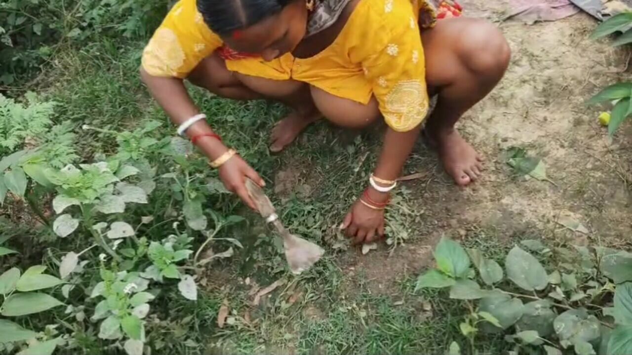 Indian hot wife ki Jungle Safai karte waqt chudai ki