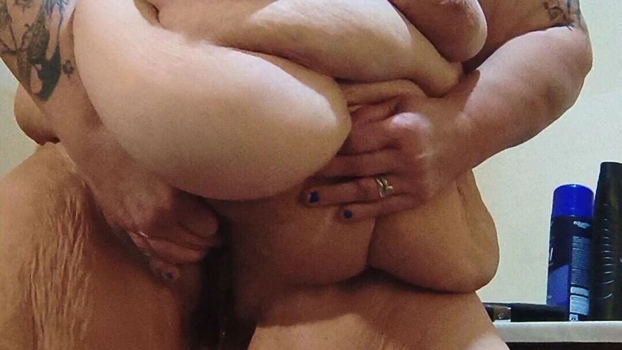 Fatgirl Squirting Find a Mop