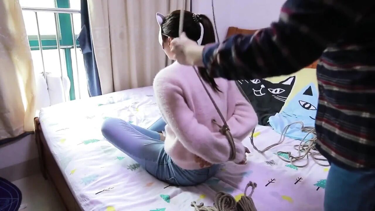 Hui13 - the Constraint of Skinny Jeans and White Socks