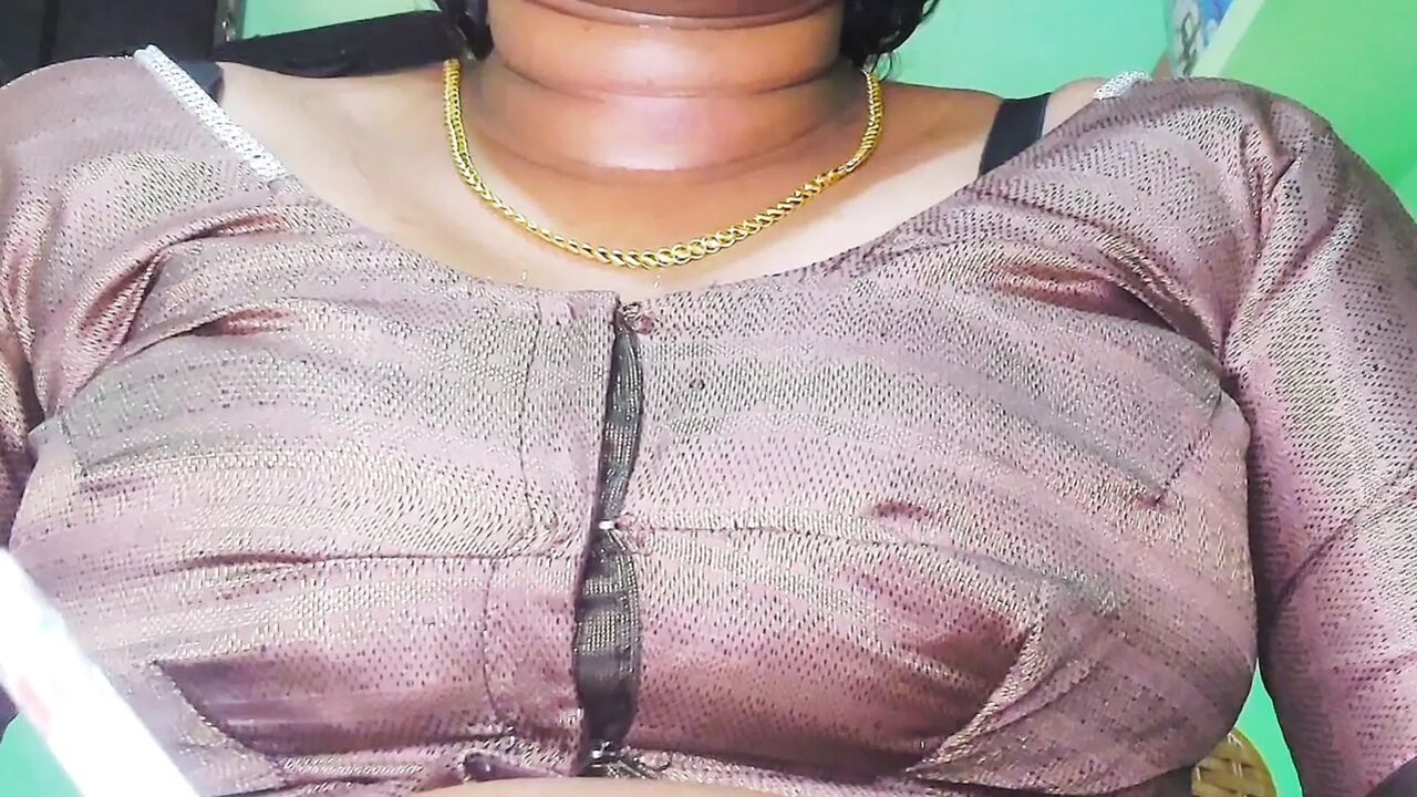 Horny Indian bhabhi Meets The New Neighbor