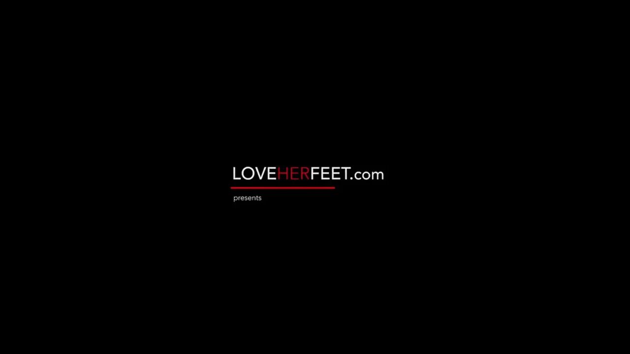 LHF - Sarah Banks gets her feet jizzed