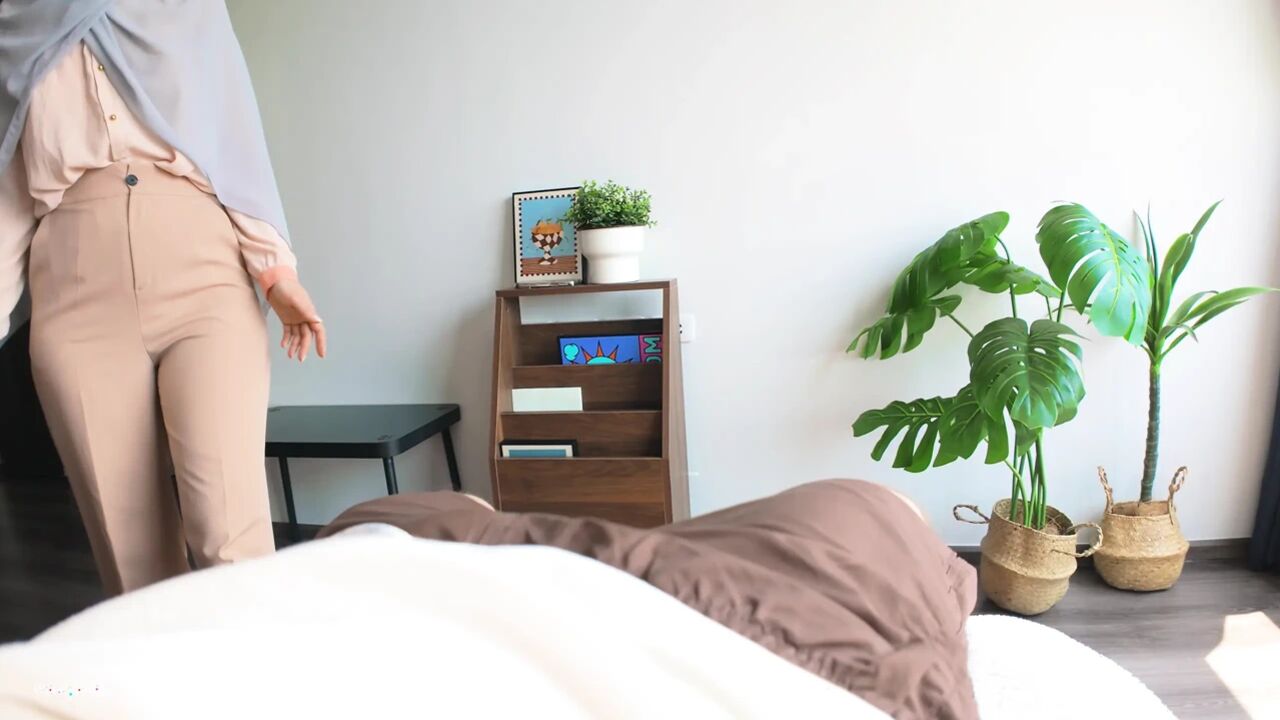 Beautiful Step Mom accidentally caught her stepson watching porn