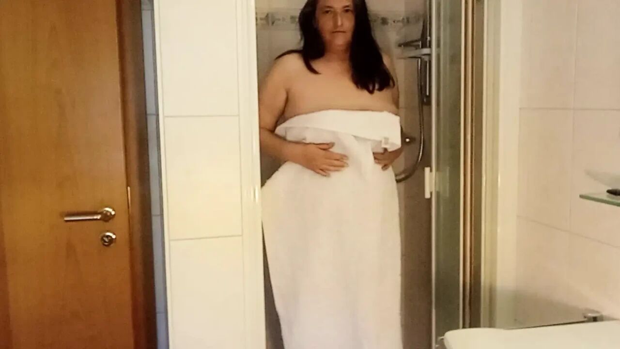 Hot, sweaty, intense scent... German milf, slightly hairy, totally natural !! Imagination allowed!