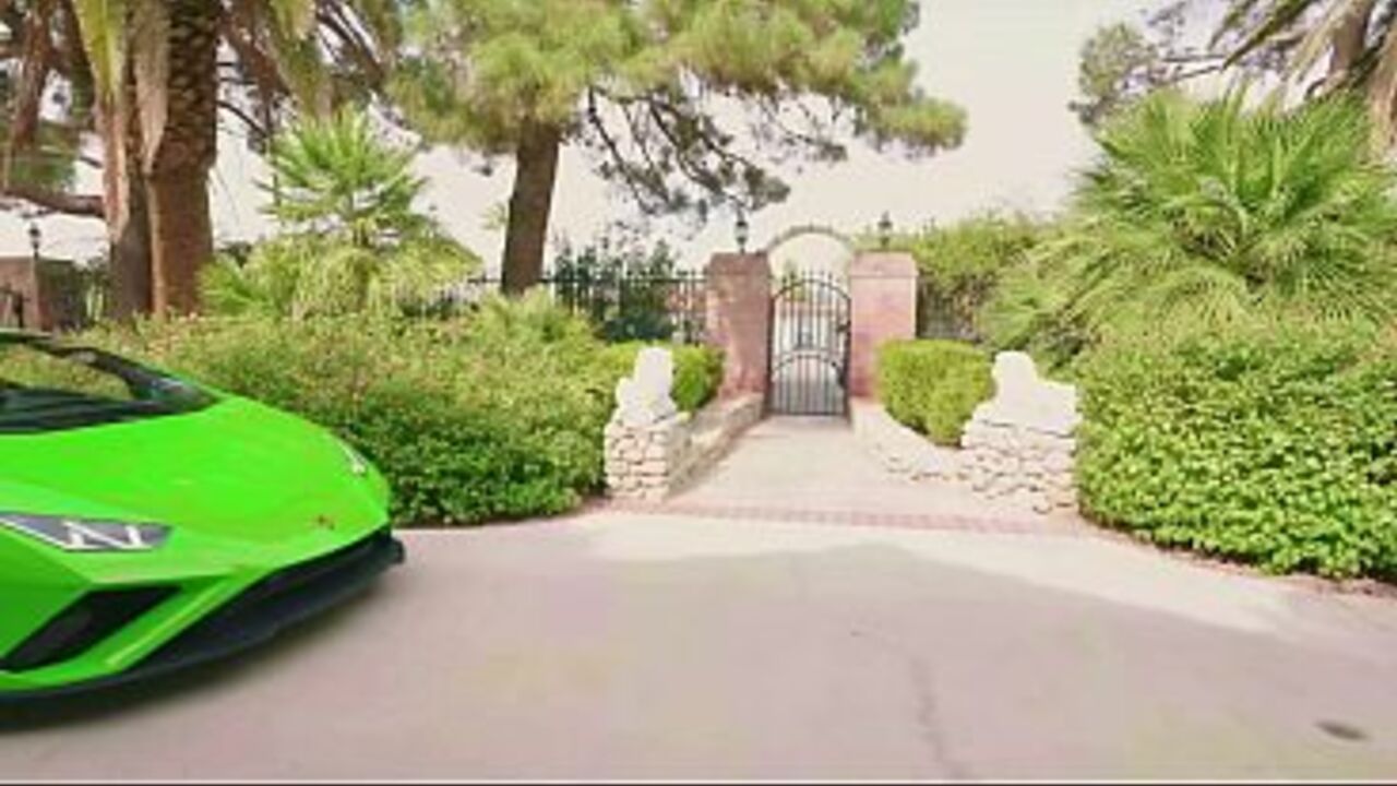 RICH HOUSE WIFE