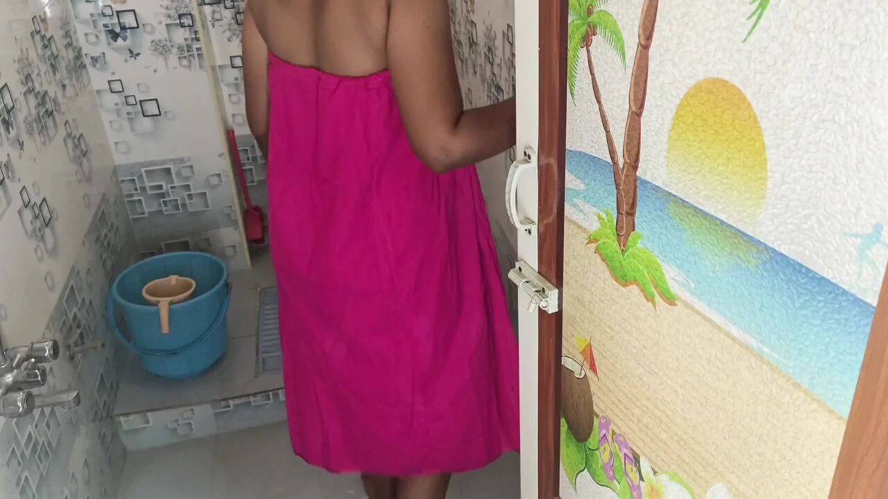 Housewife real bathing viral video