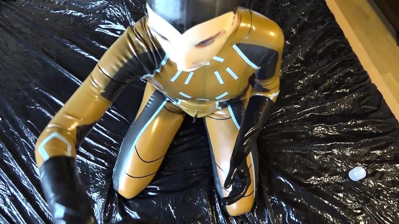 Latex Danielle try make cum to latex mask face