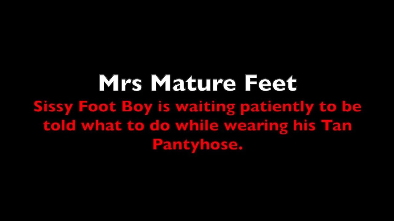Mrs Mature Feet get her footboy to clean her toes 390