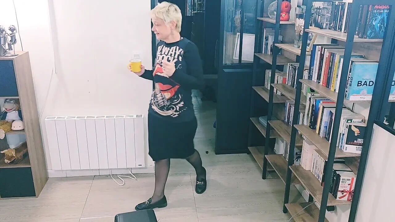 I Had to Choose Between Working or Using a Dildo on My Mature MILF Pussy