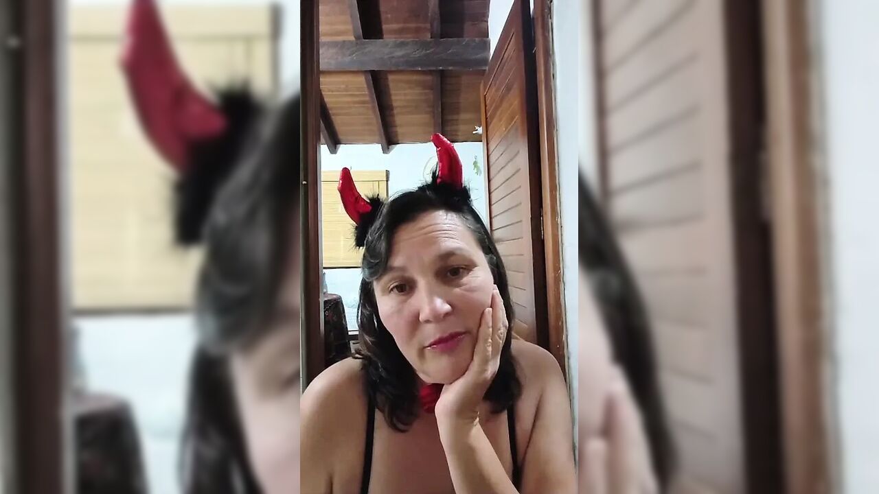 Maduras cachondas se masturba mientras su hijastro duerme