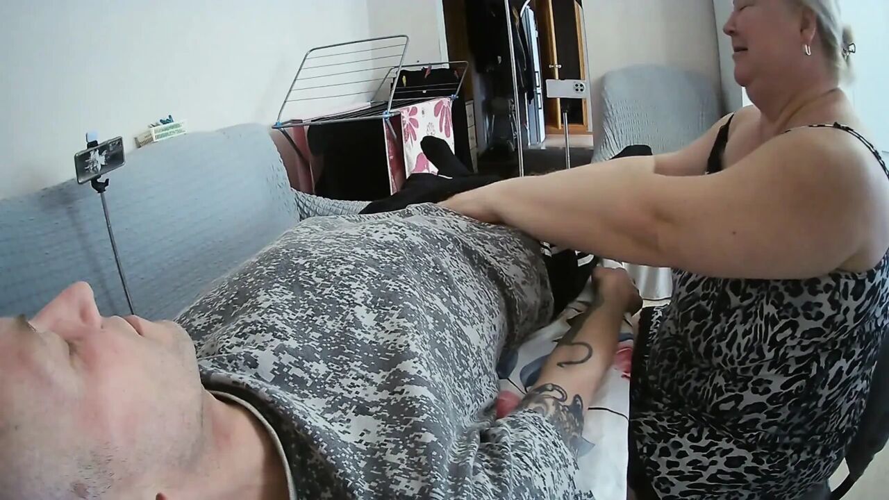 Mother-in-law Came to Give a Blowjob to Swallow a Portion of Sperm