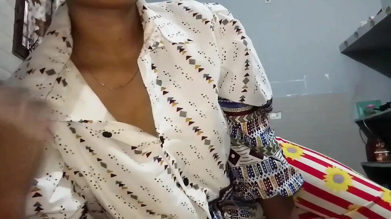 INDIAN BEAUTY QUEEN SHOWING HER BODY TO BOYFRIEND ACCIDENTLY VIDEO GOME ON INTERNET