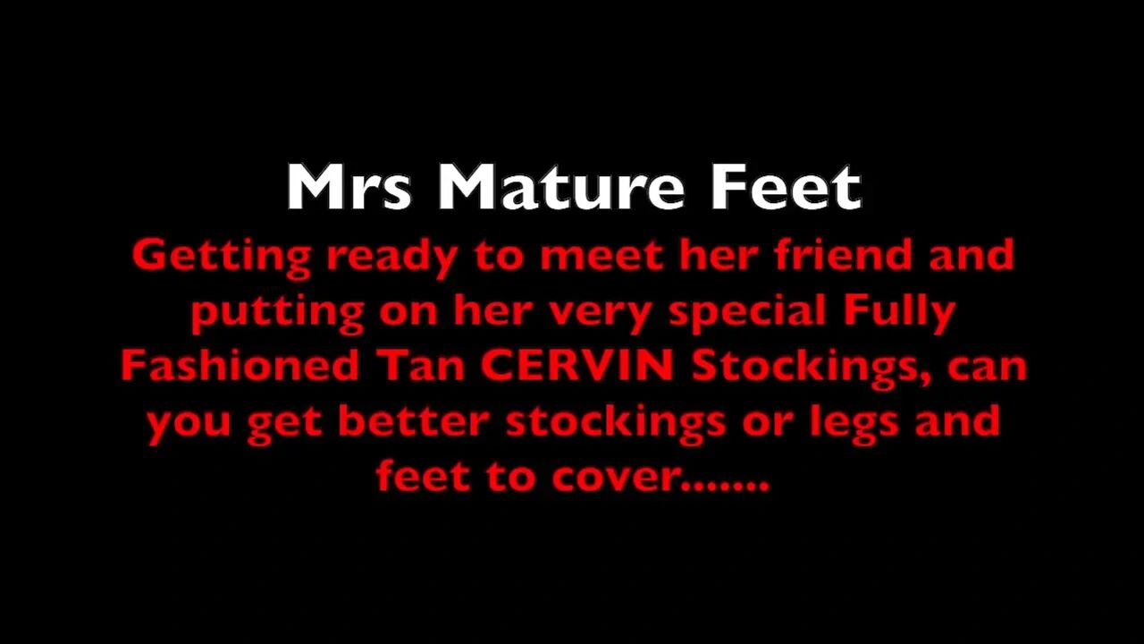 Mrs Mature Feet getting ready for a visitor 400