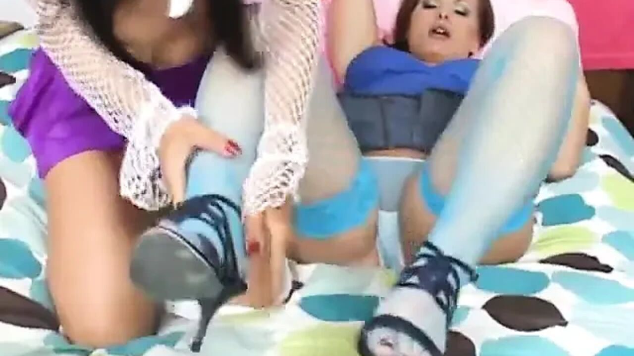 May-Lin lick the feet of Lanna