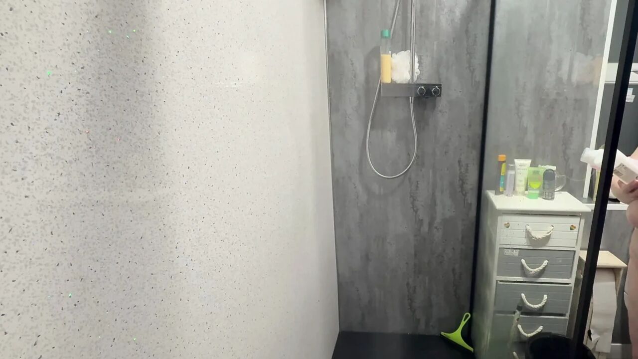 Lanista Bear showers with Kitty to get he clean before play time!