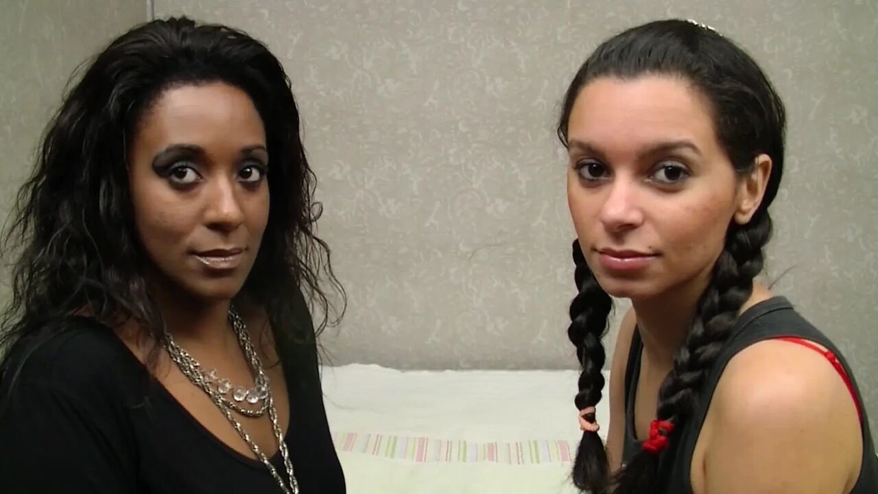 Kissing by Bruna Minelli and the White Girl
