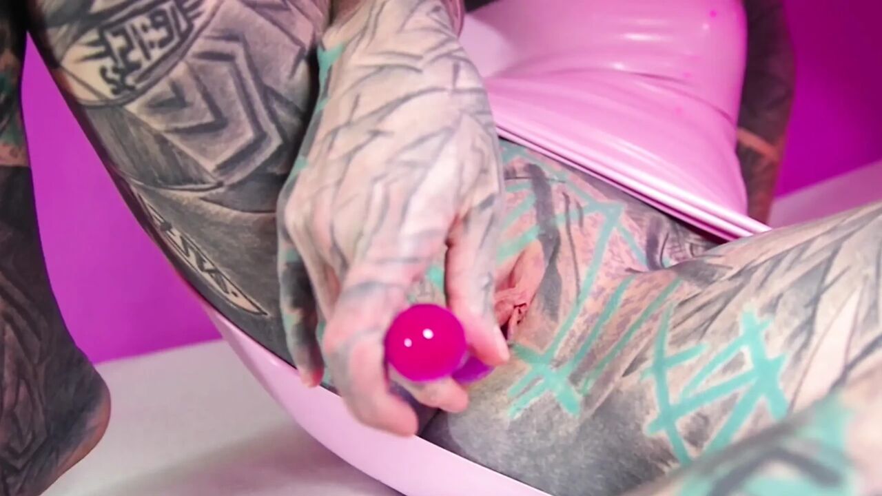 Inked Girl Self-Assfucking – Raw Anal Masturbation