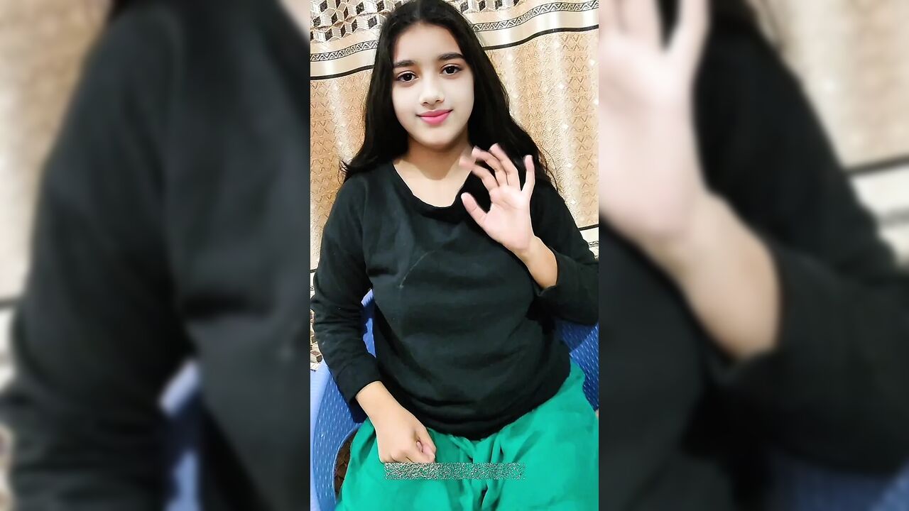 Desi village girl Sex chat on video call sowing boobs and nudes slfies for her bf xxx viral video