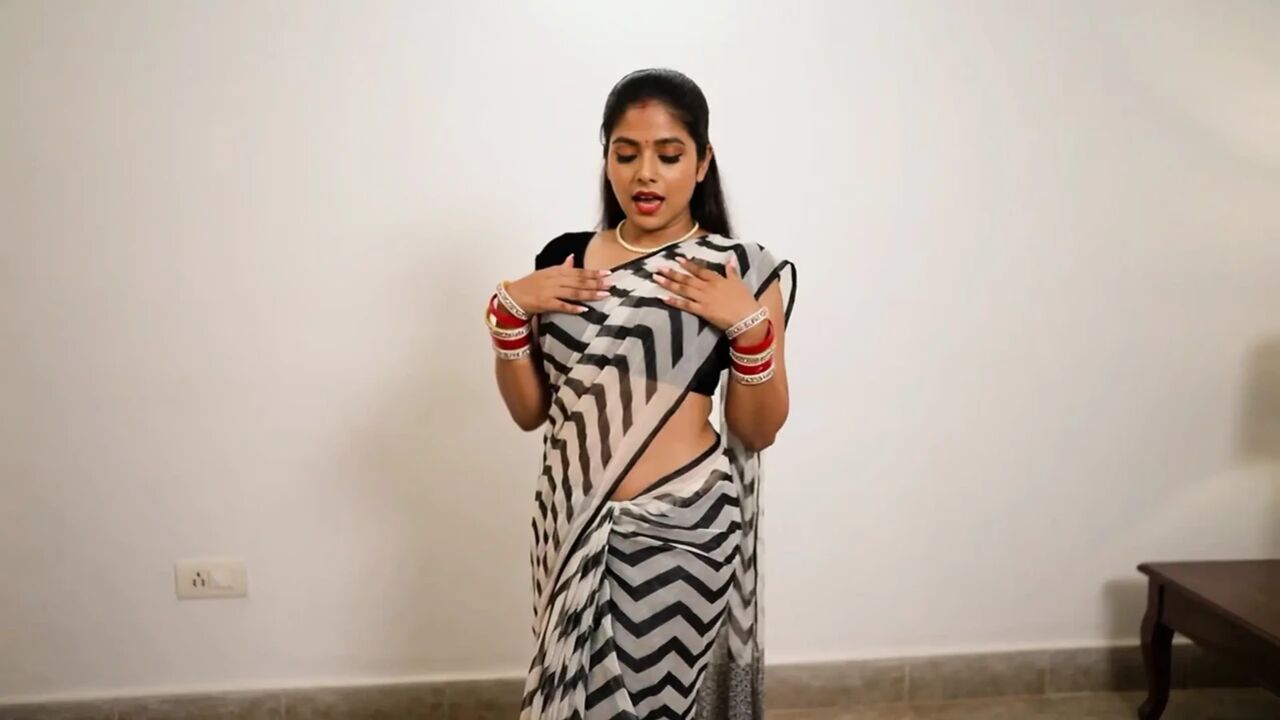 pati ki dost ke ne moka dekhte hi chudai ker Dali painful sex hindi clear audio