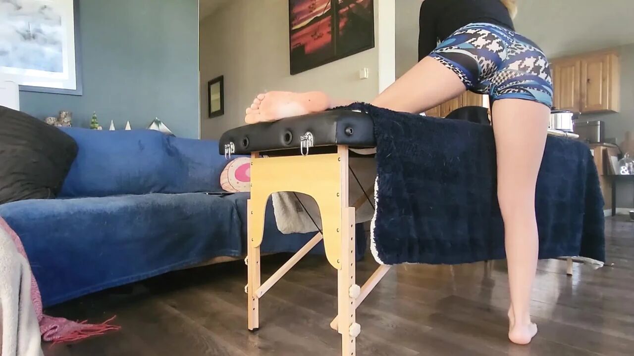 Massage Bed Glory Hole Blowjob & Facial
