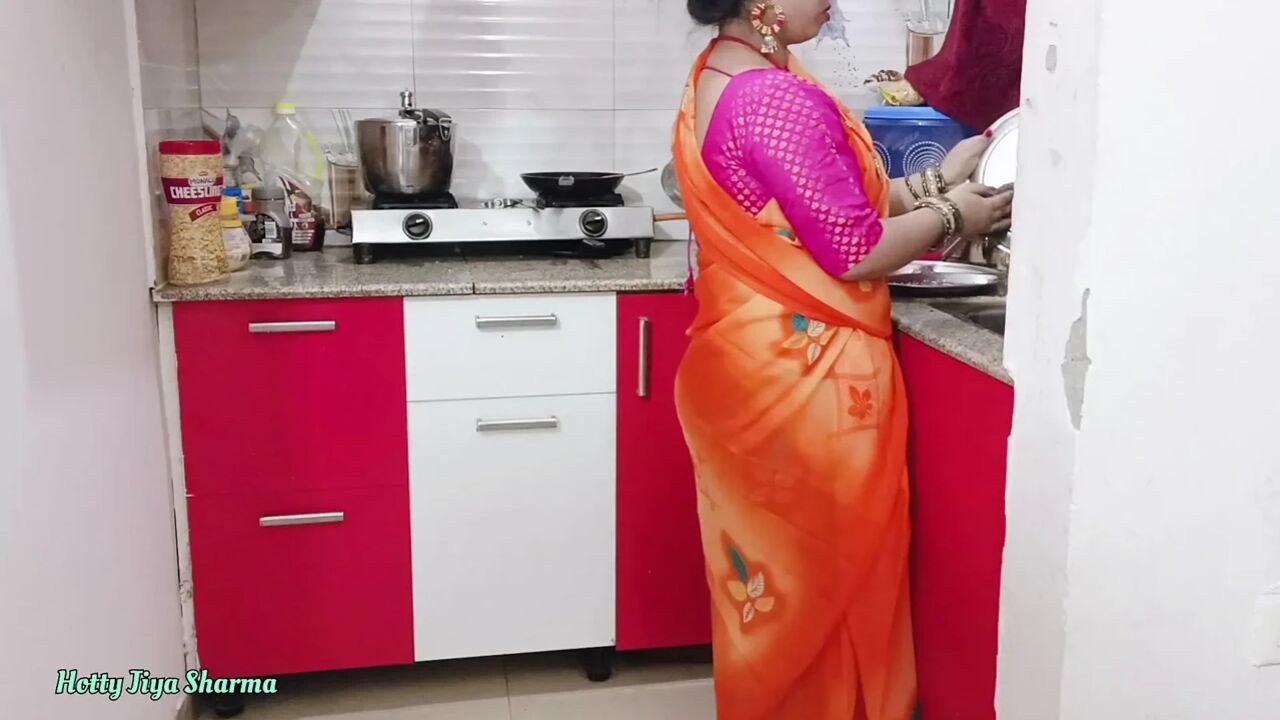 Desi bhabhi kitchen meBartan Dho rahi thi tabhi devar ne piche se bhabhi ki le li