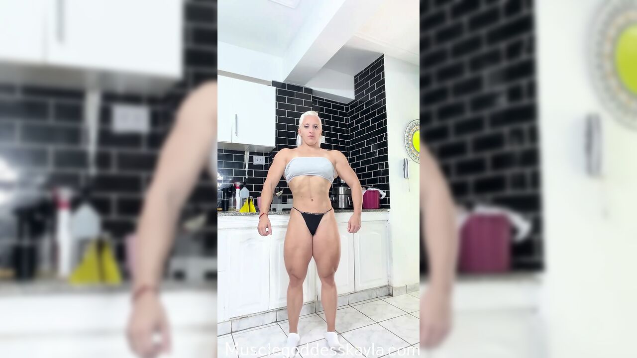 Bodybuilder blonde delivers wild solo titillation