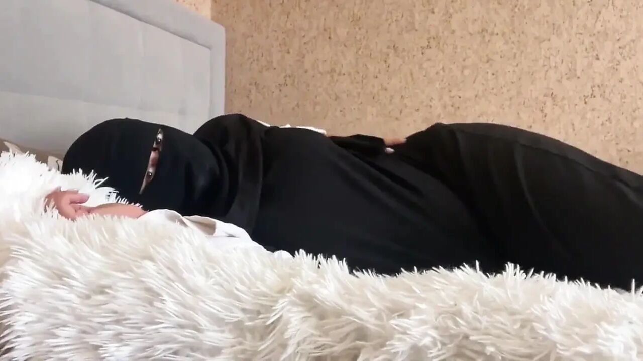 Arab MILF in Hijab Got Double Orgasm While Masturbating Her Pussy
