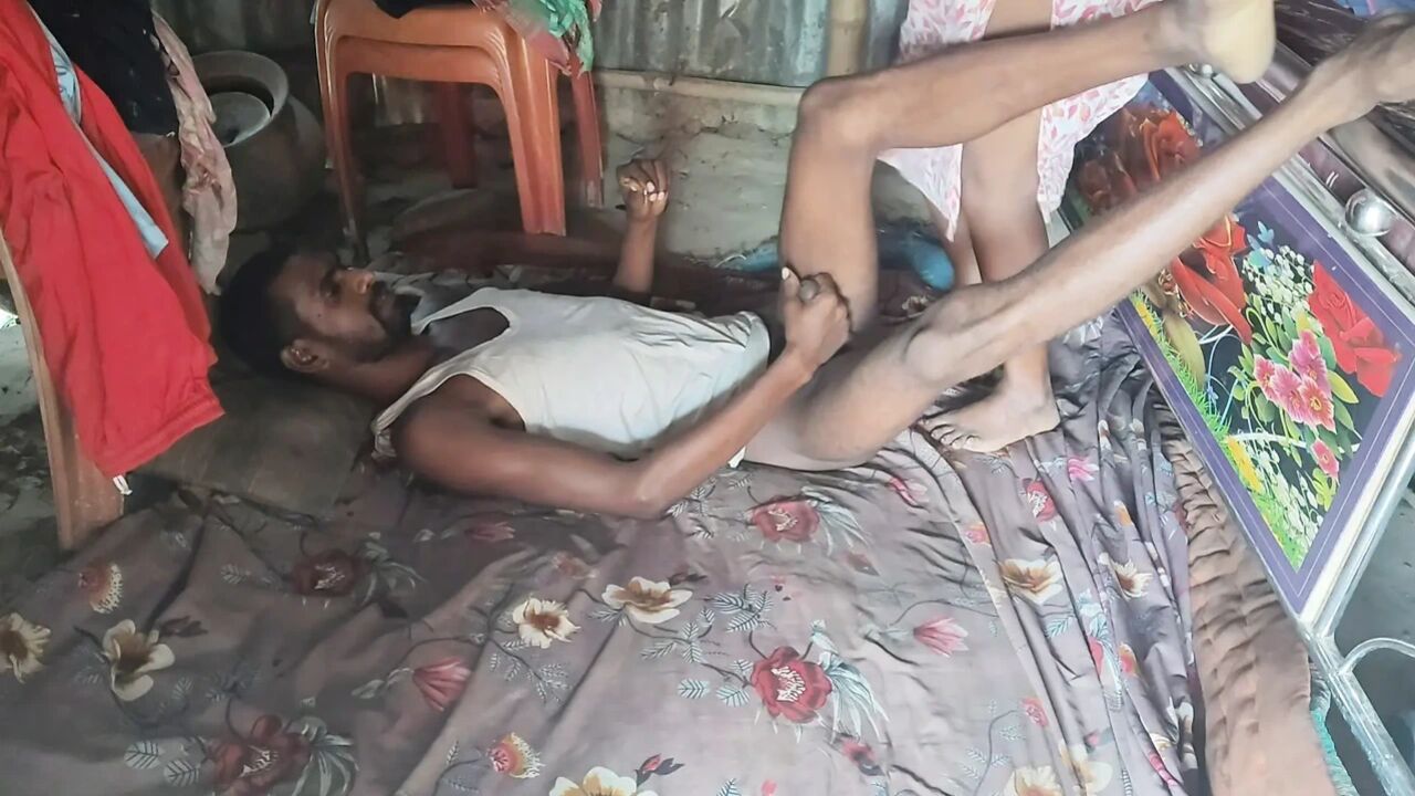 Aaj bhabhi Ne land hilate dekh liya aur chudai ki